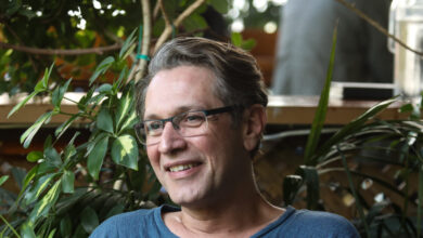 Αιμίλιος-Χειλάκης:-Απίστευτο-περιστατικό-στην-παράσταση-«cancel»-που-πρωταγωνιστεί-–-Η-αστυνομία-«εισέβαλε»-στο-θέατρο