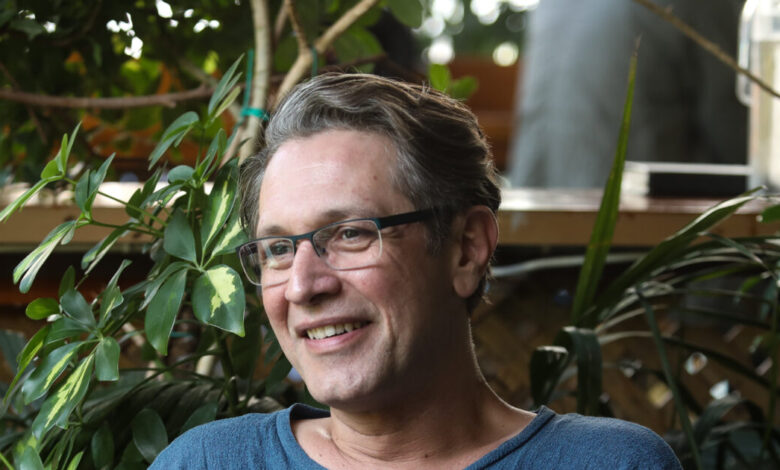 Αιμίλιος-Χειλάκης:-Απίστευτο-περιστατικό-στην-παράσταση-«cancel»-που-πρωταγωνιστεί-–-Η-αστυνομία-«εισέβαλε»-στο-θέατρο