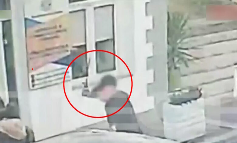 Πύλος:-«Έκανε-σαν-δαιμονισμένος,-πήγε-να-με-βρει-στο-κεφάλι»-λέει-για-τον-25χρονο-ο-κουρέας-που-δέχτηκε-επίθεση-με-γκλοπ