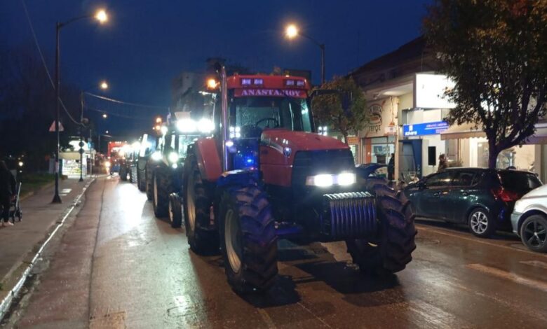 mε-τα-τρακτέρ-στο-κέντρο-των-Τρικάλων-οι-αγρότες