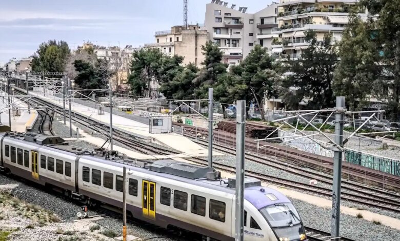 Φωτιά-στον-Ασπρόπυργο:-Διακοπή-κυκλοφορίας-των-τρένων-του-Προαστιακού-στη-γραμμή-Κιάτο-–-Πειραιάς-–-Κιάτο