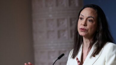 Η-Μαρία-Κορίνα-Ματσάδο-δηλώνει-αποφασισμένη-να-επιστρέψει-στη-Βενεζουέλα-παρά-την-σύλληψη-συνεργάτη-της