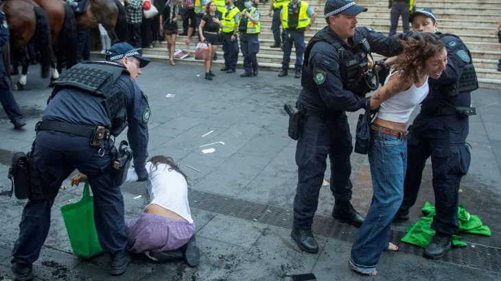 Αστυνομική-βία-και-συλλήψεις-σε-διαδήλωση-κατά-της-επίσκεψης-Χέρτζογκ-στο-Σίδνεϊ