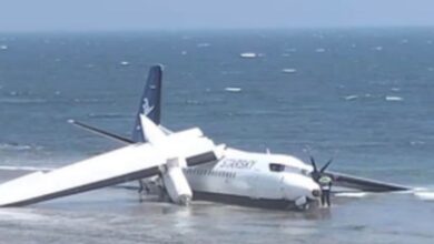 Σομαλία:-Αεροπλάνο-της-starsky-με-55-επιβάτες-συνετρίβη-στη-θάλασσα-λίγο-μετά-την-απογείωση-–-Σοκαριστική-εικόνα-με-κομμένο-φτερό