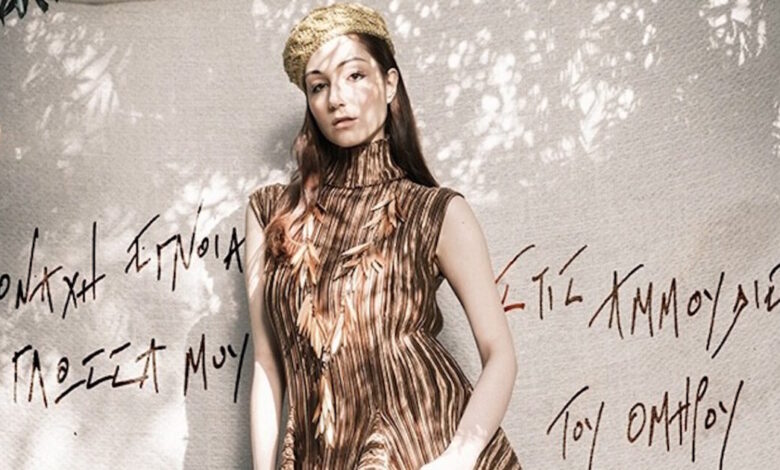 Η-Ολίβια-Βασιλόπουλος-έγινε-η-μούσα-του-Δημήτρη-Γραμματικογιάννη-με-αφορμή-την-Παγκόσμια-Ημέρα-Ελληνικής-Γλώσσας