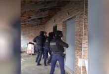 Δώδεκα-συλλήψεις-σε-οικισμούς-σε-Φυλή-και-Αχαρνές:-Πάνω-από-20-παραβιάσεις-του-ΚΟΚ,-αποξηλώθηκαν-καλώδια-για-ρευματοκλοπές