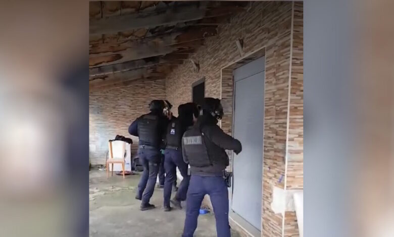 Δώδεκα-συλλήψεις-σε-οικισμούς-σε-Φυλή-και-Αχαρνές:-Πάνω-από-20-παραβιάσεις-του-ΚΟΚ,-αποξηλώθηκαν-καλώδια-για-ρευματοκλοπές