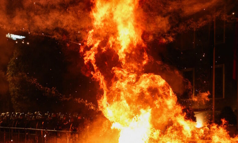 Αλβανία:-Μεγάλες-εντάσεις-με-ρίψεις-μολότοφ-σε-διαδηλώσεις-στα-Τίρανα-–-«Ράμα-φύγε,-να-παραιτηθεί-η-διεφθαρμένη-κυβέρνηση»