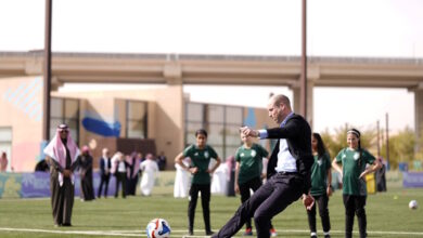 Ο-πρίγκιπας-Γουίλιαμ-συναντήθηκε-με-νεαρές-αθλήτριες-στη-Σαουδική-Αραβία-και-έδειξε-τις-ικανότητές-του-στο-ποδόσφαιρο