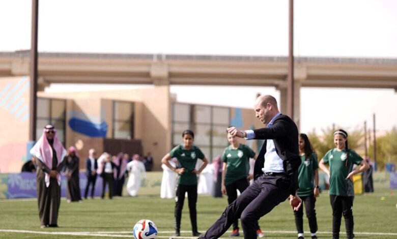 Ο-πρίγκιπας-Γουίλιαμ-συναντήθηκε-με-νεαρές-αθλήτριες-στη-Σαουδική-Αραβία-και-έδειξε-τις-ικανότητές-του-στο-ποδόσφαιρο