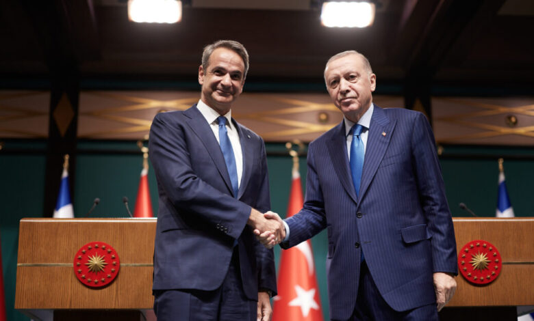 Στο-«Λευκό-Παλάτι»-του-Ερντογάν-ο-Μητσοτάκης:-Οι-«κόκκινες-γραμμές»-της-Αθήνας-και-οι-επιδιώξεις-των-δύο-ηγετών