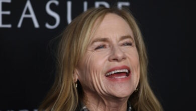 Τιμητικό-βραβείο-στην-Έιμι-Μάντιγκαν-για-την-εμβληματική-μεταμόρφωσή-της-στην-ταινία-«weapons»