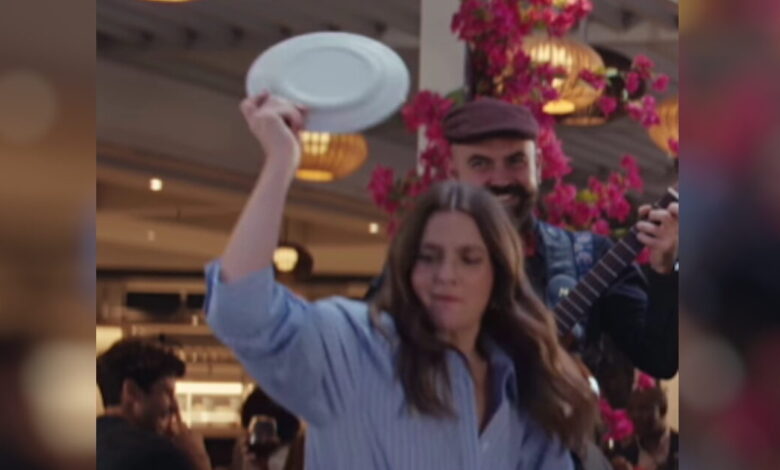 Η-Ντρου-Μπάριμορ-διασκεδάζει-«αλά-ελληνικά»-σε-νέα-διαφήμιση-με-τον-Ορλάντο-Μπλουμ-–-Σπάει-πιάτα-και-φωνάζει-«Ώπα»