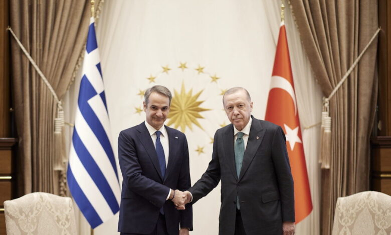 Όλα-όσα-συνέβησαν-στη-συνάντηση-Μητσοτάκη-–-Ερντογάν-στην-Τουρκία:-Το-«πηγαδάκι»,-τα-κομπολόγια,-οι-δηλώσεις-και-το-«αυτοκρατορικό»-μενού