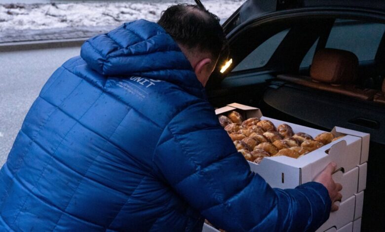 Η-πολωνική-εκδοχή-της-Τσικνοπέμπτης-είναι-η-«Λιπαρή-Πέμπτη»-–-Ο-Τουσκ-κερνάει-ντόναντς-μαρμελάδας-όλο-το-αεροπλάνο