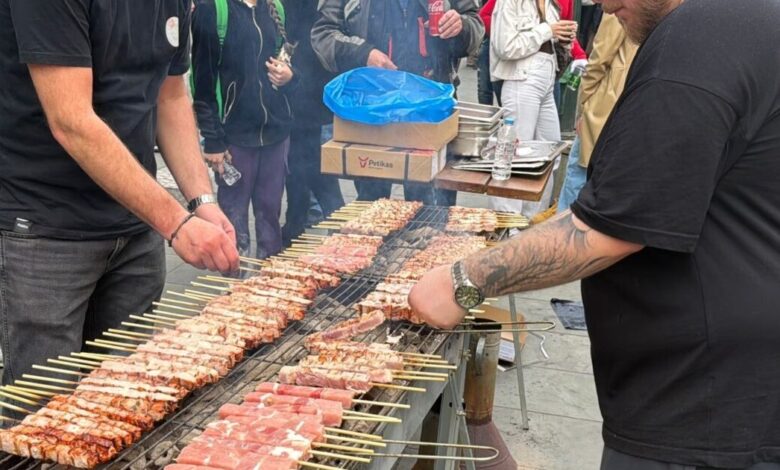Τσικνοπέμπτη-στη-Θεσσαλονίκη:-Ψησταριές,-κέφι-και-αποκριάτικη-διάθεση-στην-Βασιλέως-Ηρακλείου