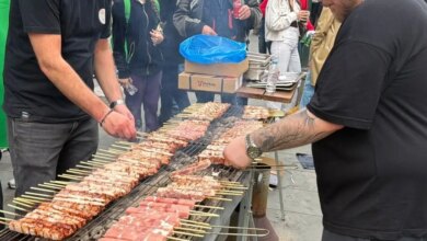 Τσικνοπέμπτη-στη-Θεσσαλονίκη:-Ψησταριές,-κέφι-και-αποκριάτικη-διάθεση-στην-Βασιλέως-Ηρακλείου