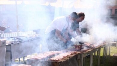 Τσικνοπέμπτη-στην-Αθήνα:-Βγήκαν-ψησταριές-και-κρέατα-στη-Βαρβάκειο-–-Ξέφρενος-χορός-σε-Ερμού-και-Κοτζιά