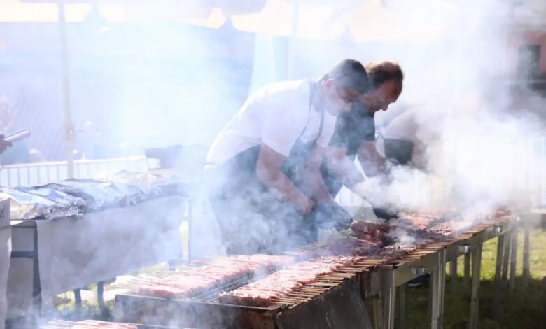 Τσικνοπέμπτη-στην-Αθήνα:-Βγήκαν-ψησταριές-και-κρέατα-στη-Βαρβάκειο-–-Ξέφρενος-χορός-σε-Ερμού-και-Κοτζιά