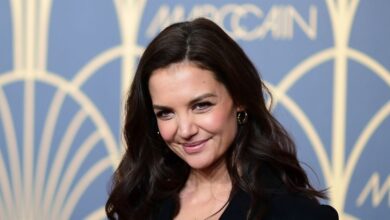 Κέιτι-Χολμς:-Ραγίζει-καρδιές-το-χειρόγραφο-σημείωμα-για-τον-θάνατο-του-Τζέιμς-Βαν-Ντερ-Μπικ-στα-48-του