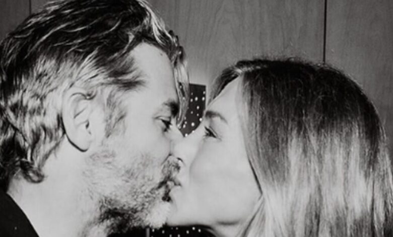 Το-τρυφερό-φιλί-της-Τζένιφερ-Άνιστον-με-τον-σύντροφό-της-Τζιμ-Κέρτις-για-τα-57α-γενεθλιά-της