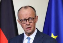 politico:-Ο-Μερτς-πιέζει-για-περισσότερες-ώρες-εργασίας-–-«Κοιτάξτε-την-Ελλάδα»