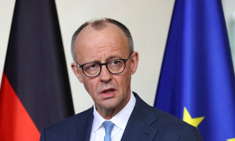 politico:-Ο-Μερτς-πιέζει-για-περισσότερες-ώρες-εργασίας-–-«Κοιτάξτε-την-Ελλάδα»