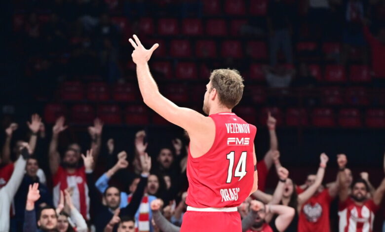 Ολυμπιακός-–-Ερυθρός-Αστέρας:-Το-φοβερό-τρίποντο-του-Σάσα-Βεζένκοφ-που-«σφράγισε»-τη-νίκη-των-Πειραιωτών