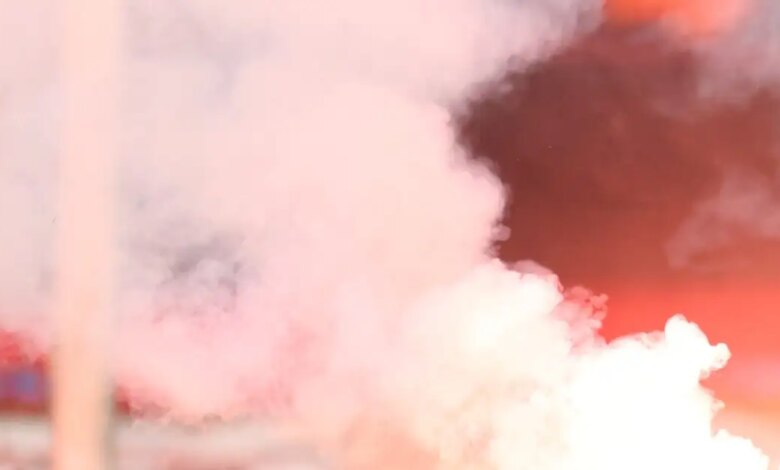 Θεσσαλονίκη:-Χειροπέδες-σε-26χρονο-που-άναψε-ναυτικές-φωτοβολίδες-σε-ποδοσφαιρικό-αγώνα