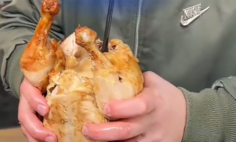 baristas-όλου-του-κόσμου-ενωθείτε-–-Ήρθε-ο-kuraccino,-capuccino-σερβιρισμένος-σε-κοτόπουλο-σούβλας