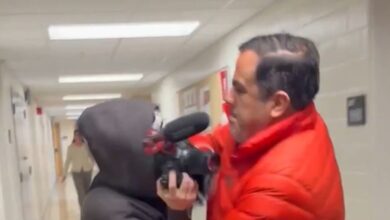 Οχάιο:-Άγρια-επίθεση-καθηγητή-σε-δημοσιογράφο-–-Τον-χτυπάει,-τον-ρίχνει-στο-πάτωμα-και-τον-βρίζει