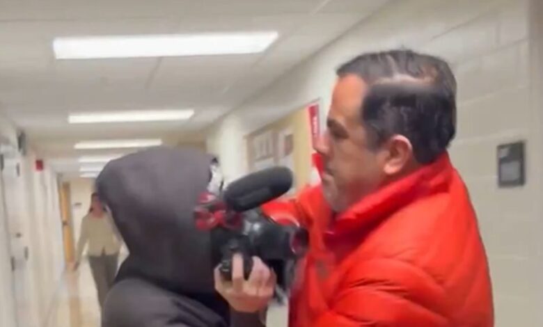 Οχάιο:-Άγρια-επίθεση-καθηγητή-σε-δημοσιογράφο-–-Τον-χτυπάει,-τον-ρίχνει-στο-πάτωμα-και-τον-βρίζει