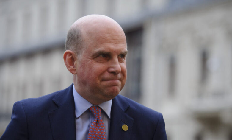 Ροζ-σκάνδαλο-στο-ΝΑΤΟ:-Ο-Βρετανός-πρέσβης-συζεί-με-την-29χρονη-ασκούμενή-του-στην-επίσημη-κατοικία-στις-Βρυξέλλες