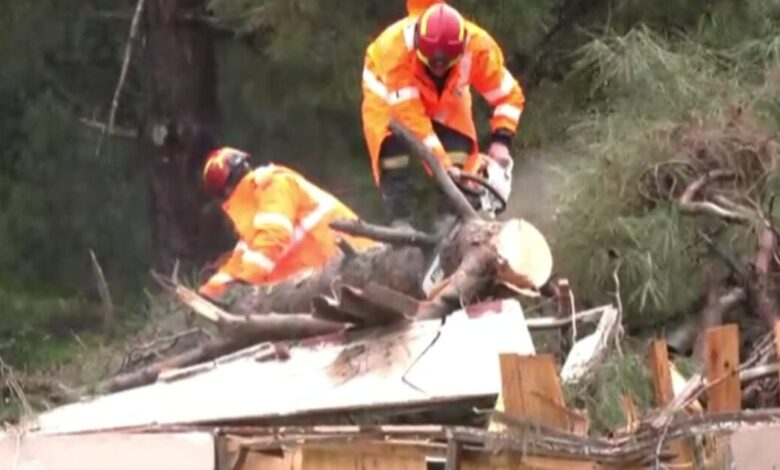 Η-κακοκαιρία-σφυροκοπά-την-Ηλεία:-Βράχος-απειλεί-να-πέσει-σε-σπίτια-στο-Κατάκολο-–-Ανέβηκε-επικίνδυνα-η-στάθμη-του-Αλφειού