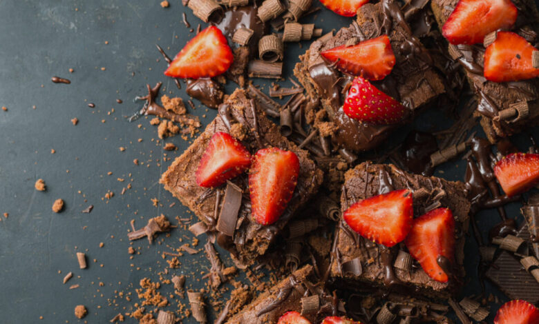 Συνταγή-για-brownie-με-φράουλες-και-γκανάς-σοκολάτας