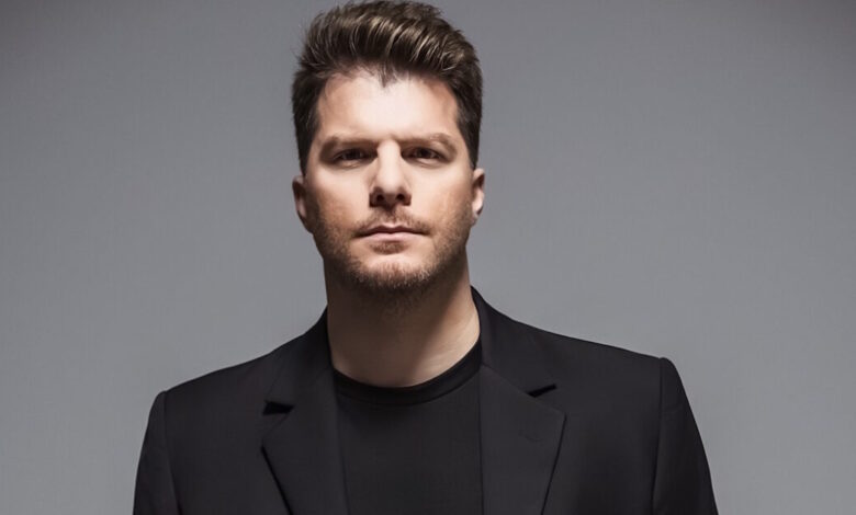 Λούκας-Γιώρκας:-Στα-backstage-των-προβών-του-για-το-απόλυτο-live-τα-μεσημέρια-Κυριακής-στον-Πειραιά