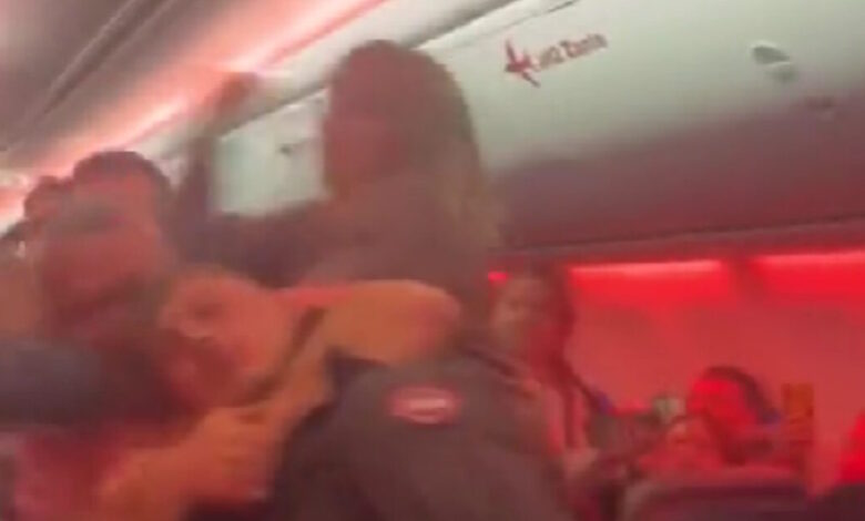 Άγριος-καυγάς-σε-πτήση-από-Τουρκία-για-Μάντσεστερ-–-Καρέκλες-γέμισαν-αίματα-και-δόντια-βρέθηκαν-στο-πάτωμα