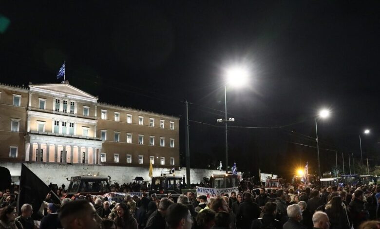 Αγρότες:-Έξω-από-τη-Βουλή-θα-περάσουν-τη-νύχτα-–-Το-κομβόι-με-τα-τρακτέρ-και-όσα-έγιναν-στο-συλλαλητήριο-της-Αθήνας