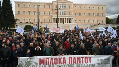 Αγρότες-στο-Σύνταγμα:-Τρακτέρ-και-ολονυχτία-στο-κέντρο
