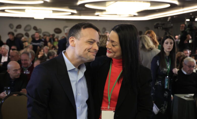 Δούκας-και-Γιαννακοπούλου-την-«έπεσαν»-στον-Ανδρουλάκη-για-τους-συνέδρους:-«Το-ΠΑΣΟΚ-είναι-κόμμα-μελών»,-«Τράβηξε-πίσω-αυτό-το-εκλογικό-σύστημα»