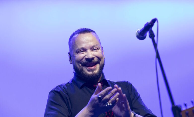 Ατύχημα-για-τον-Χρήστο-Δάντη:-Έσπασε-το-χέρι-του,-μπαίνει-στο-χειρουργείο-και-ακυρώνονται-οι-συναυλίες-του