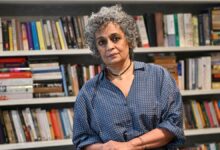 Ρήγμα-στη-Μπερλινάλε:-Η-Αρουντάτι-Ρόι-αποχωρεί-καταγγέλλοντας-«σιωπή»-για-τη-Γάζα