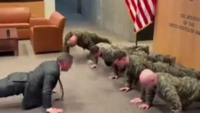 Ο-Μάικ-Γουόλτς-κουστουμαρισμένος-κάνει-push-ups-με-τους-πεζοναύτες-στη-Γενεύη