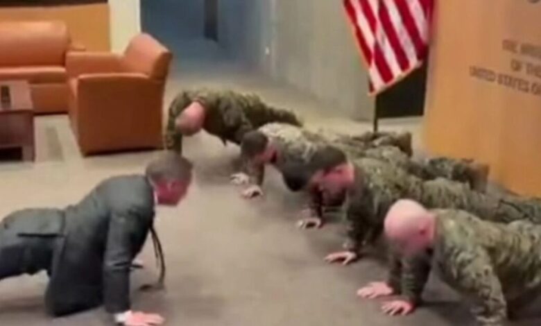 Ο-Μάικ-Γουόλτς-κουστουμαρισμένος-κάνει-push-ups-με-τους-πεζοναύτες-στη-Γενεύη