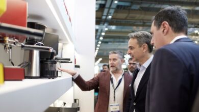 o-Κυριάκος-Μητσοτάκης-στη-horeca-2026:-Δοκίμασε-καφέδες-και-μπύρα-–-«Θα-μου-κάνεις-ένα-σεμινάριο;»