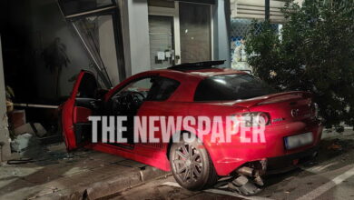 Σοβαρό-τροχαίο-στον-Βόλο:-Αυτοκίνητο-έπεσε-πάνω-σε-δύο-αμάξια-και-«καρφώθηκε»-σε-φροντιστήριο