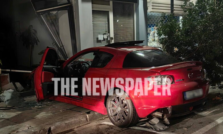 Σοβαρό-τροχαίο-στον-Βόλο:-Αυτοκίνητο-έπεσε-πάνω-σε-δύο-αμάξια-και-«καρφώθηκε»-σε-φροντιστήριο