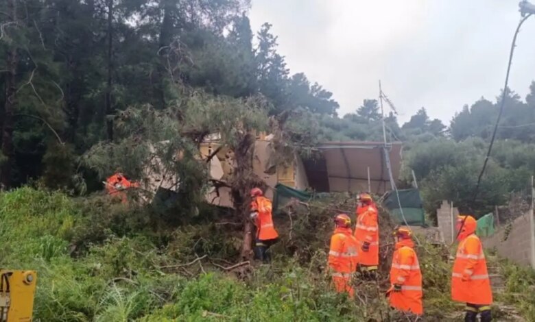 Το-Κατάκολο-εκπέμπει-sos-από-την-κακοκαιρία:-Ο-βράχος-40-τόνων-συνεχίζει-να-απειλεί-σπίτια-–-Δεν-έχουν-τέλος-οι-κατολισθήσεις