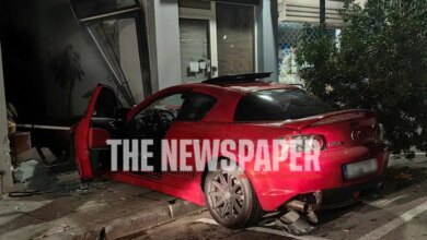 Σοβαρό-τροχαίο-στον-Βόλο:-Αυτοκίνητο-έπεσε-πάνω-σε-δύο-αμάξια-και-«καρφώθηκε»-σε-φροντιστήριο