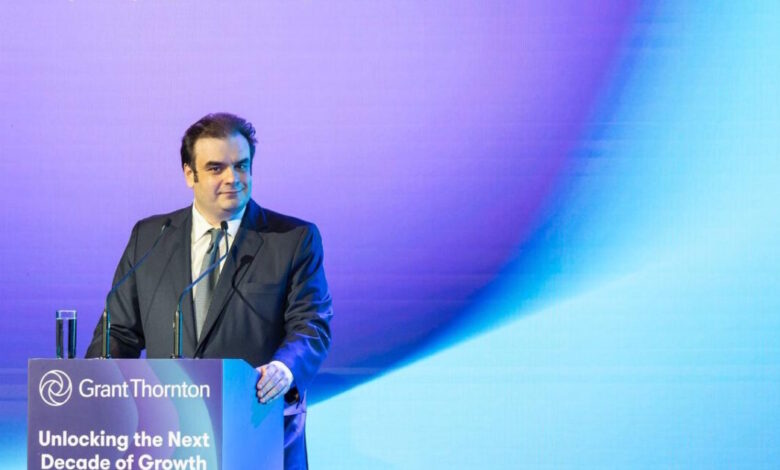 Πιερρακάκης:-Με-τους-γείτονες-μας-συνομιλούμε-«επί-ίσοις-όροις»-–-Σημαντικές-συμφωνίες-για-να-ενισχύσουμε-τις-εμπορικές-μας-σχέσεις